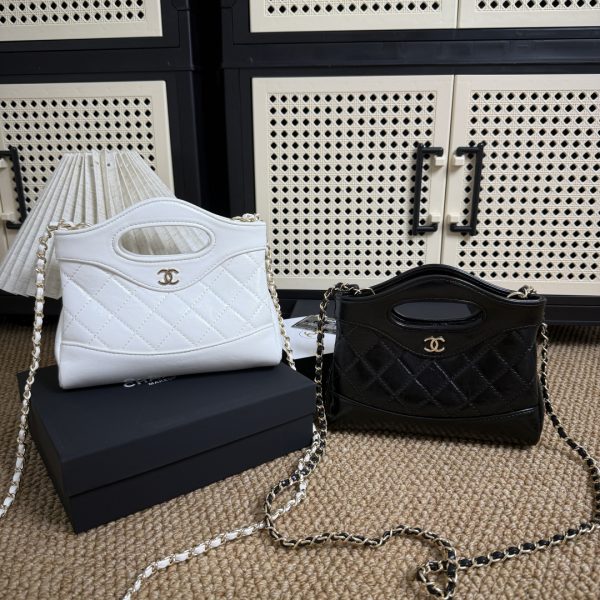 31 Nano Chain Shoulder Hand Bag AP3656 Leather Black/White