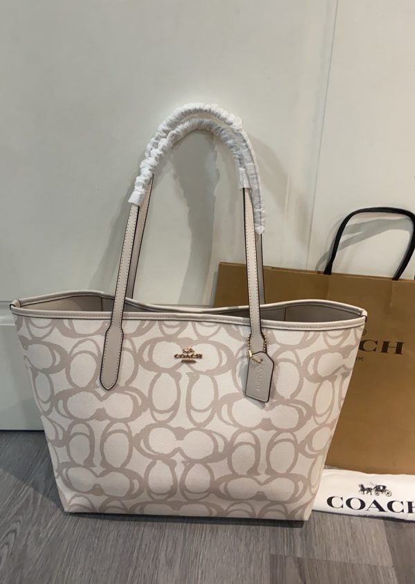 Tote Bag In Sketch Signature Canvas Ivory CBH89