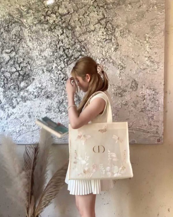 Butterfly Tote Mesh Makeup Bag Embroidered  Storage Bag - Image 9